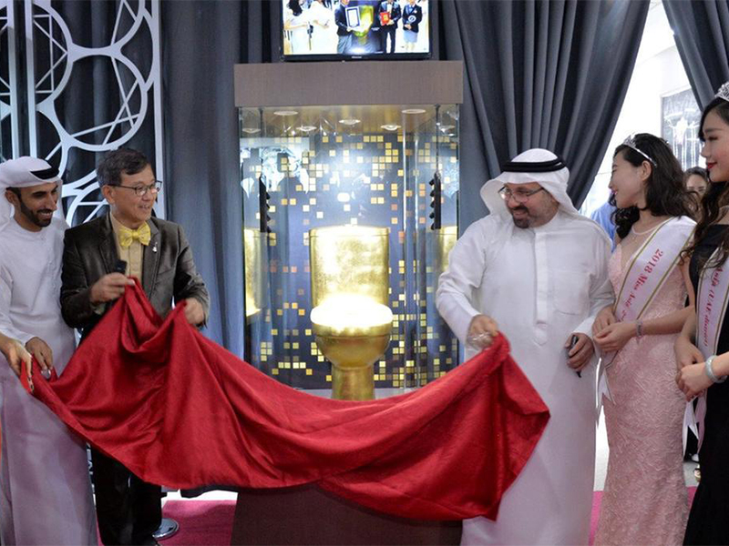 عرض مرحاض مرصع بالالماس في دبي
